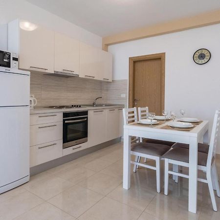 1 Bedroom Amazing Apartment In Komarna Klek Dış mekan fotoğraf