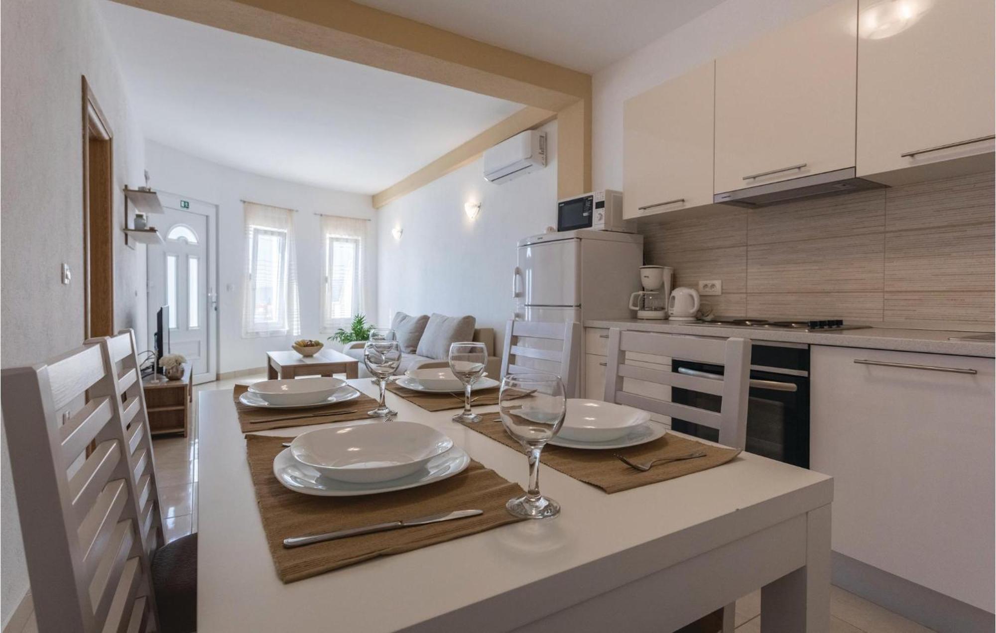 1 Bedroom Amazing Apartment In Komarna Klek Dış mekan fotoğraf